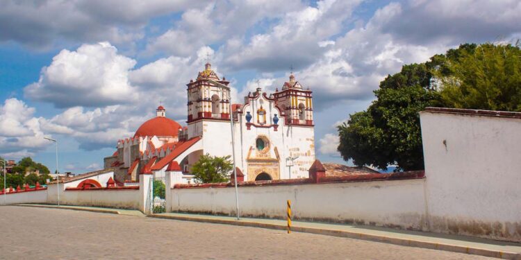 El bellísimo el Templo de La Natividad en Teotitlán del Valle, tierra de los tapetes por excelencia.
