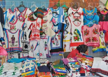 El portal de la presidencia es el exhibidor de productos bordados.