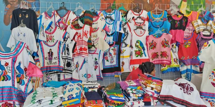 El portal de la presidencia es el exhibidor de productos bordados.