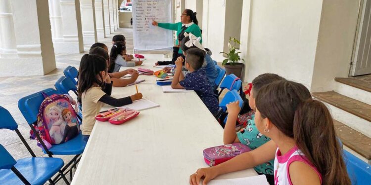 Este espacio de aprendizaje nace con el propósito de rescatar, valorar y transmitir las raíces de la cultura del mixteca.
