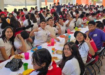 Festejan a alumnos y profesores en la Secundaria “Siglo XXI” de Tlaxiaco