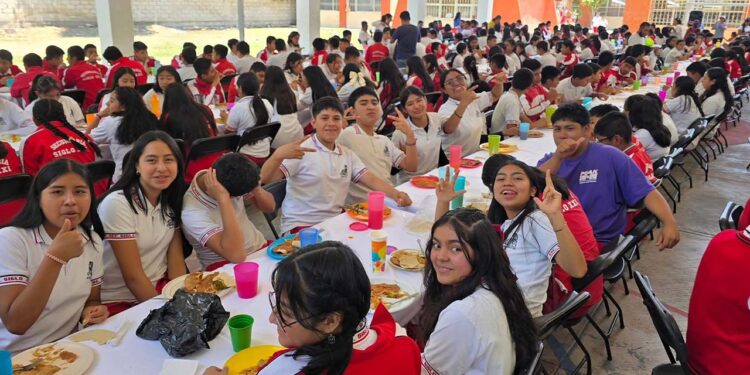 Festejan a alumnos y profesores en la Secundaria “Siglo XXI” de Tlaxiaco