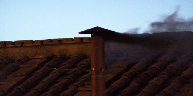 Cuando se produzca el humo blanco, el nuevo papa, el pontífice número 267 de la Iglesia católica, se presentará ante los fieles.