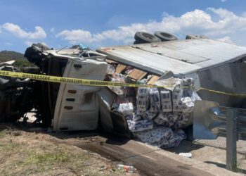 VIDEO | ¡Mortal volcadura en la Mitla–Tehuantepec! Dos fallecidos tras accidente de camión cargado