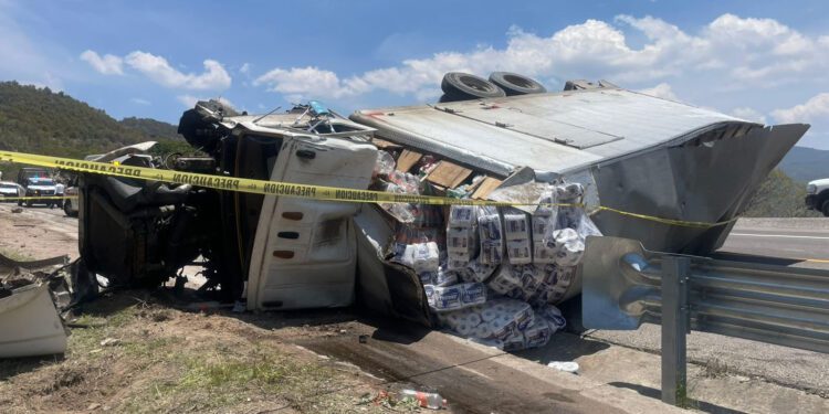 VIDEO | ¡Mortal volcadura en la Mitla–Tehuantepec! Dos fallecidos tras accidente de camión cargado