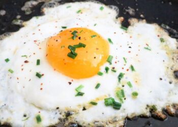 ¿Huevos crudos o cocidos? Esto dice la ciencia sobre la forma más saludable de consumirlos