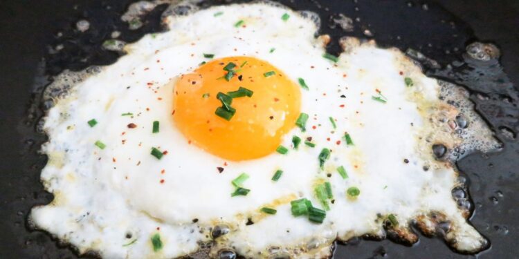 ¿Huevos crudos o cocidos? Esto dice la ciencia sobre la forma más saludable de consumirlos