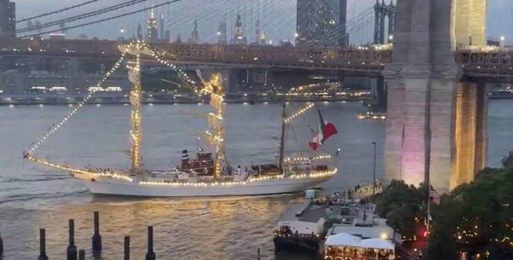 Choca buque escuela “Cuauhtémoc” contra el Puente de Brooklyn en Nueva York - El Imparcial de Oaxaca