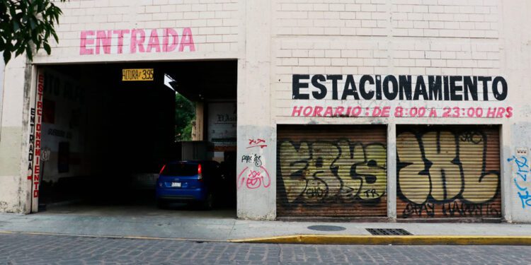 Obligan a estacionamientos reservar 10% de espacios para discapacitados