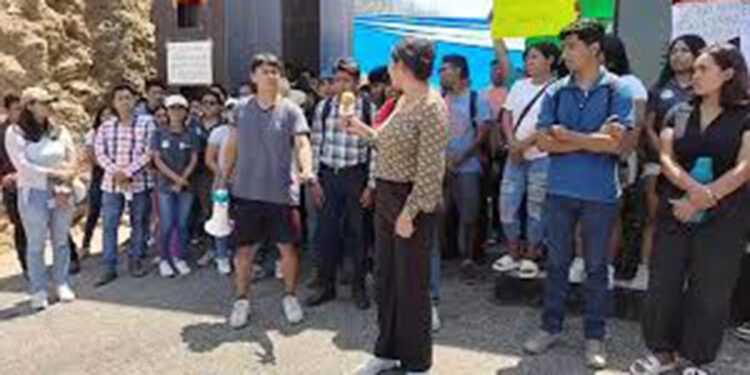 El movimiento estudiantil exigía la salida del director y una investigación sobre el manejo de los recursos.