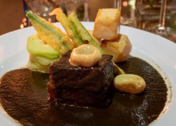 El primer platillo es un short rib cocinado a fuego lento en una salsa de chichilo negro.