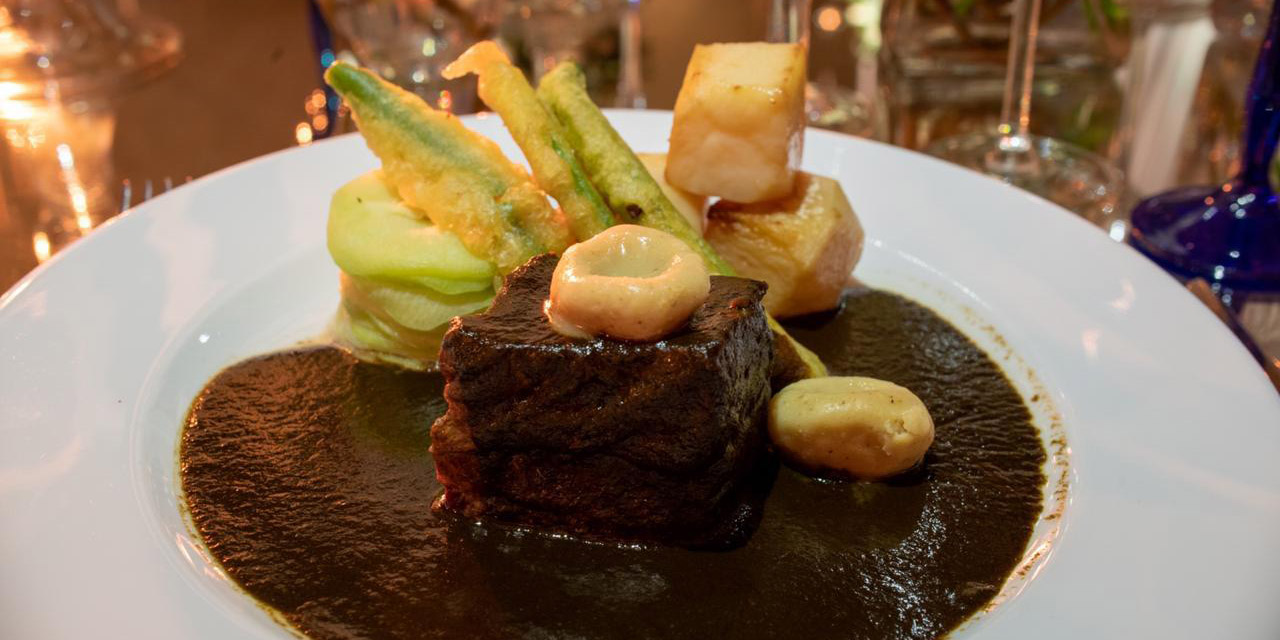 El primer platillo es un short rib cocinado a fuego lento en una salsa de chichilo negro.