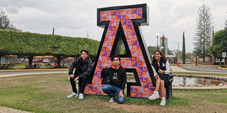 Estudiantes Anáhuac Oaxaca de ingeniería van a China, representarán a latinoamérica