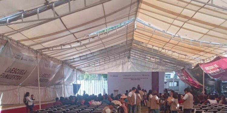 Inicia entrega de tarjetas para apoyo a uniformes; ¿Dónde y qué llevar?