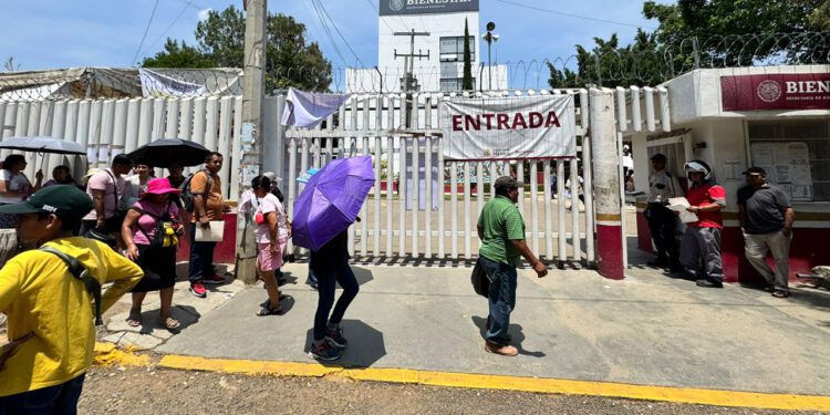 Llaman a 42 planteles para recibir apoyos para uniformes