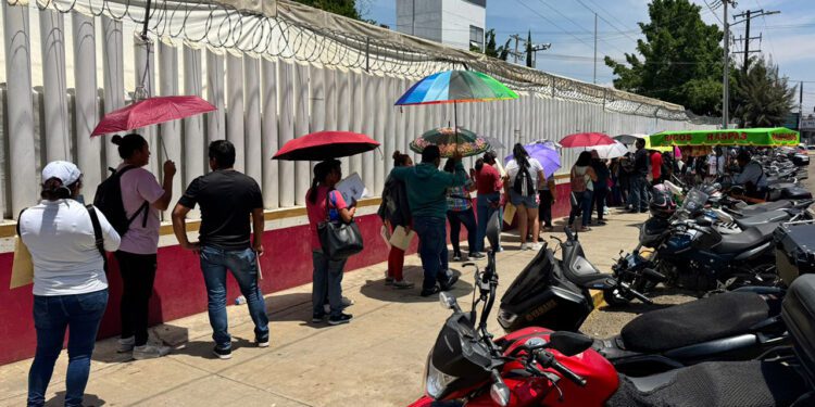 Toca a 63 escuelas acudir hoy y el sábado por apoyos para uniformes