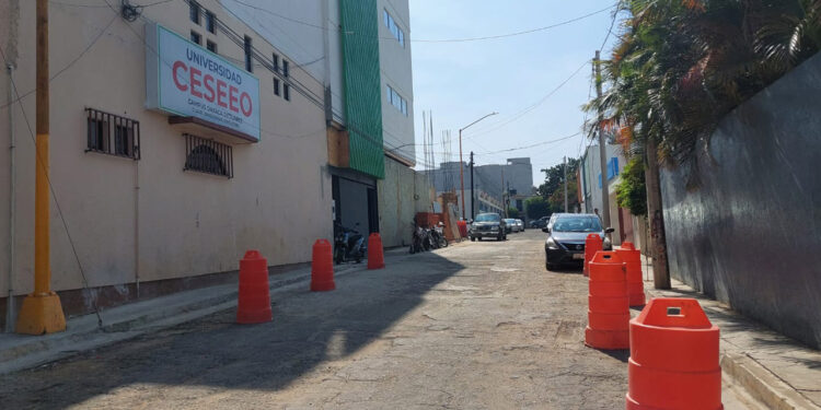 Universidad Privada se adueña de la vía pública