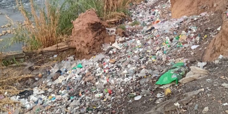 Retiran recicladores de basura en Cuicatlán; municipio quema tiradero