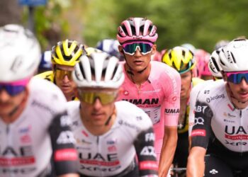 Isaac del Toro resiste en la etapa reina y sigue con la maglia rosa