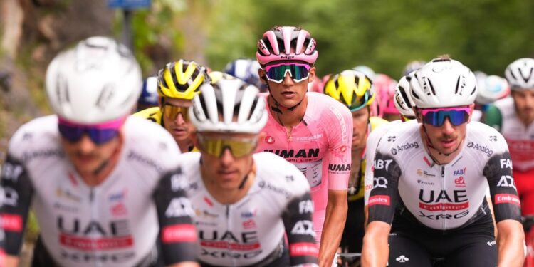 Isaac del Toro resiste en la etapa reina y sigue con la maglia rosa