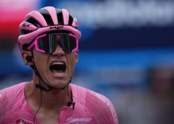 Del Toro mantiene la maglia rosa y sigue soñando con la gloria en Roma