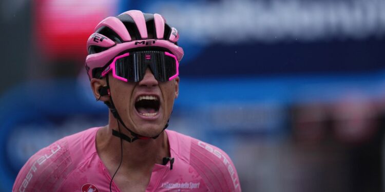 Del Toro mantiene la maglia rosa y sigue soñando con la gloria en Roma