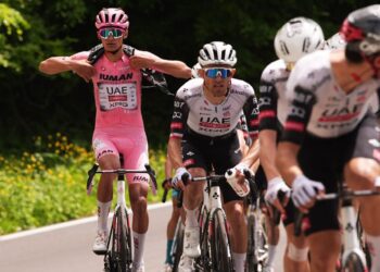 Isaac del Toro mantiene la maglia rosa en Italia