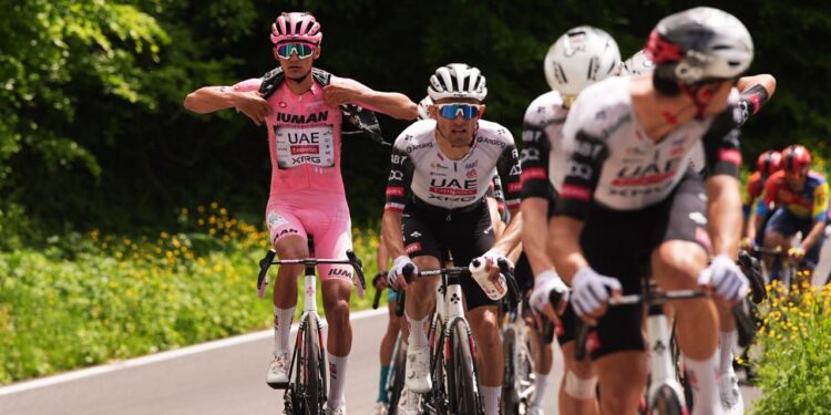 Isaac del Toro mantiene la maglia rosa en Italia
