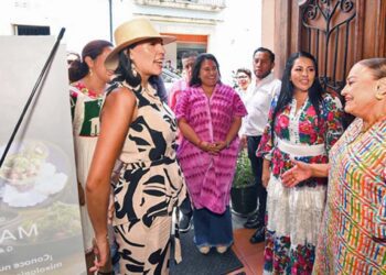 Foto: cortesía // Josefina Rodríguez Zamora, secretaria de Turismo federal, dialoga con Martina Escobar, en su visita al restaurante Catedral.