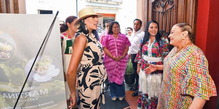 Foto: cortesía // Josefina Rodríguez Zamora, secretaria de Turismo federal, dialoga con Martina Escobar, en su visita al restaurante Catedral.
