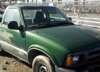 La camioneta es marca Chevrolet, tipo S10 modelo 97, color verde.