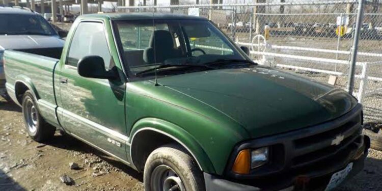 La camioneta es marca Chevrolet, tipo S10 modelo 97, color verde.