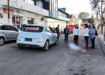La enfermera fue trasladada a un hospital para su atención.