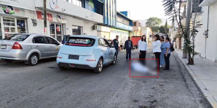 La enfermera fue trasladada a un hospital para su atención.