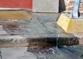 Foto: cortesía // La fuga de aguas negras lleva más de una semana en la calle Cuarta Poniente o Camino Real en el centro de Puerto Escondido.