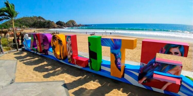 Zipolite ¿con taparrabos?; buscan evitar excesos