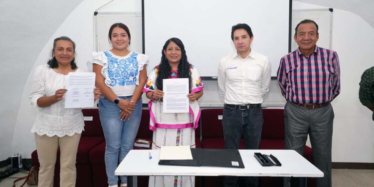 Foto: cortesía // La presidenta municipal de Xoxocotlán, Nancy Benítez Zárate, anuncia la campaña de separación de basura orgánica e inorgánica en escuelas y comunidades.