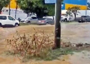 Foto: internet // Las lluvias torrenciales de este martes, inundaron la carretera 190, en San Pablo Etla.