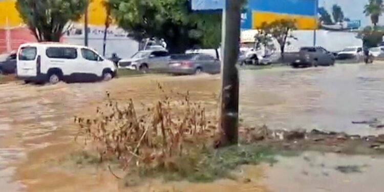 Foto: internet // Las lluvias torrenciales de este martes, inundaron la carretera 190, en San Pablo Etla.