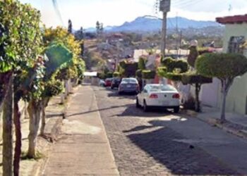 Le lanzó ladrillos al vehículo de su exnovio y huyó.