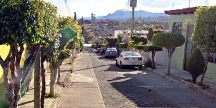 Le lanzó ladrillos al vehículo de su exnovio y huyó.