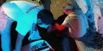 Los dos jóvenes fueron agredidos a golpes y con patinetas.