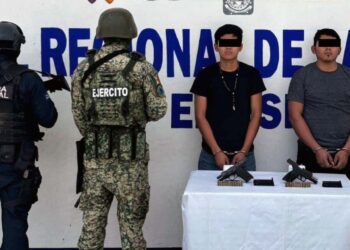 Los dos sujetos quedaron detenidos y el automóvil fue asegurado.