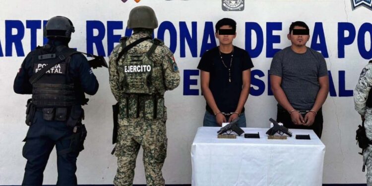 Los dos sujetos quedaron detenidos y el automóvil fue asegurado.