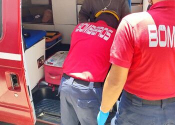 Los paramédicos auxiliaron al motociclista, quien se llevó la peor parte del golpe.