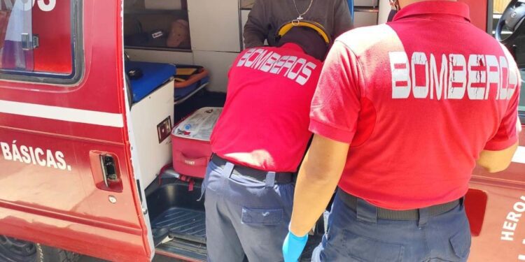 Los paramédicos auxiliaron al motociclista, quien se llevó la peor parte del golpe.