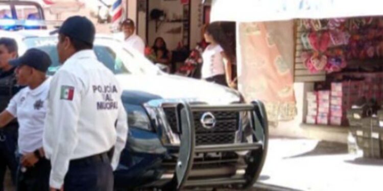Los policías abordaron al joven para cuestionarle por su acción.