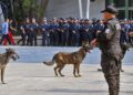 Los policías hicieron una demostración del entrenamiento con los caninos.