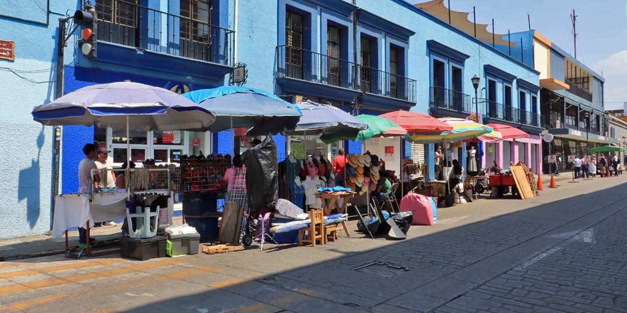 La reubicación a cargo del ayuntamiento generó la inconformidad de varios comerciantes en vía pública.