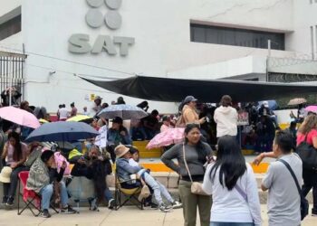 Foto: internet // Maestros de la CNTE tomaron ayer oficinas del SAT, Hacienda, INE, SEP y medios de comunicación.